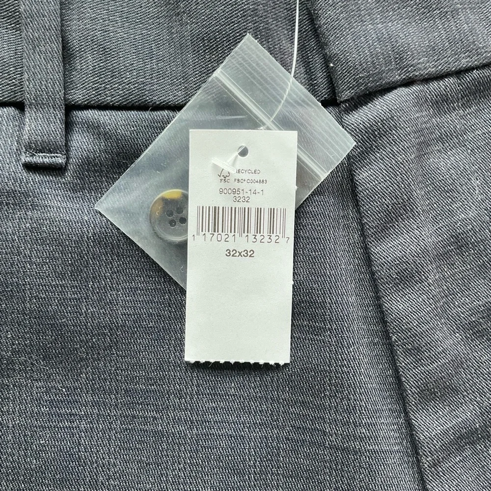 32x32 NWT Gap Tailored Khakis Men’s Charcoal Grey Straight Leg Flat Front 900951